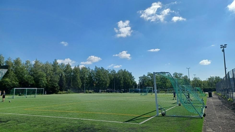 Tikkurilan urheilupuiston pieni tekonurmikenttä (67x55)