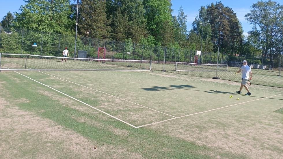 Hiekkaharjun liikuntapuiston tenniskenttä 2