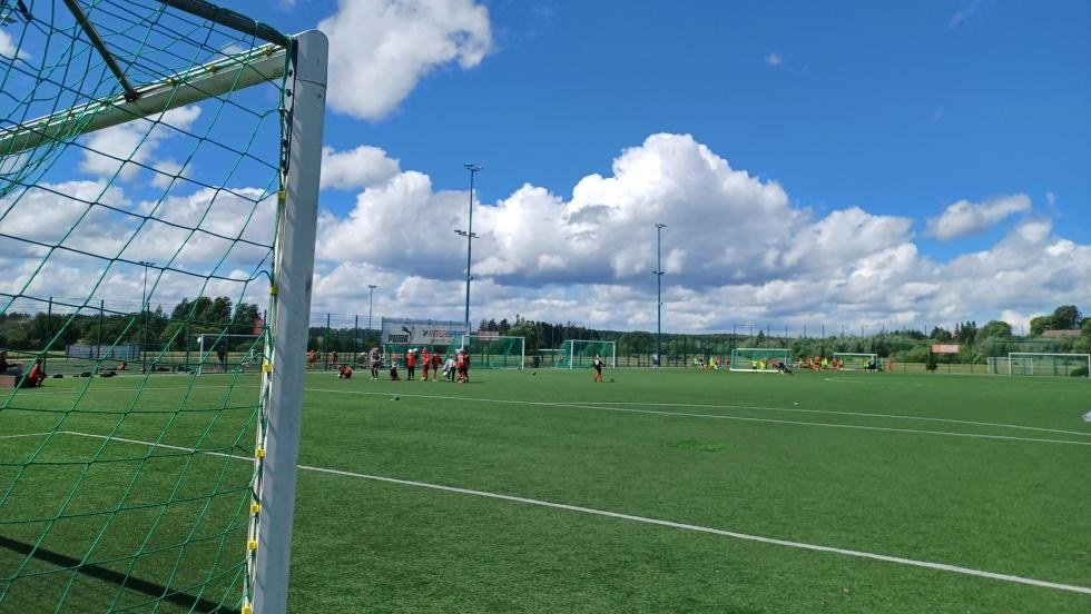 Kartanonkosken liikuntapuiston iso tekonurmikenttä (105x65)