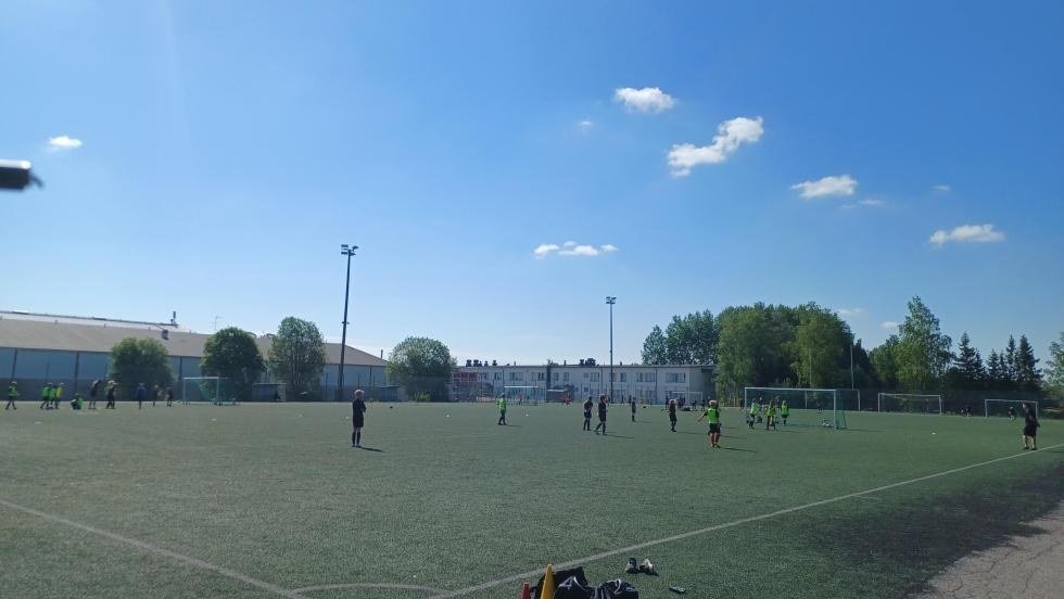 Tikkurilan urheilupuiston iso tekonurmikenttä (105x68)